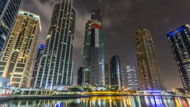 Immeubles résidentiels à Jumeirah Lake Towers timelapse hyperlapse à Dubaï, EAU. — Video