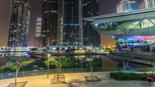 Obytné budovy v Jumeirah Lake Towers timelapse hyperlapse v Dubaji, SAE. — Stock video