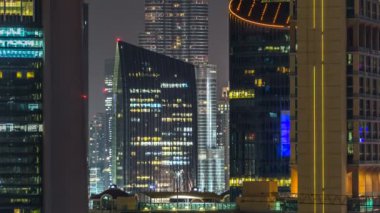 Doğal Dubai şehir Mimarlık gece timelapse. Sheikh Zayed road yakınındaki çok sayıda gökdelenlerin havadan görünümü.
