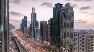 Şehir merkezindeki Dubai Kuleleri 'nden gece saatine. Gün batımından sonra Şeyh Zayed 'in gökdelenli hava manzarası..