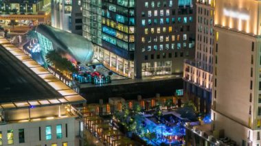 Doğal Dubai şehir Mimarlık gece timelapse. Sheikh Zayed road yakınındaki çok sayıda gökdelenlerin havadan görünümü.