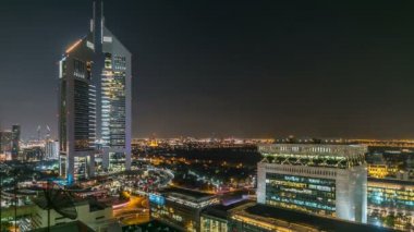 Gece vakti Emirates Kuleleri zaman çizelgesi olan Dubai silueti. Dubai, BAE.