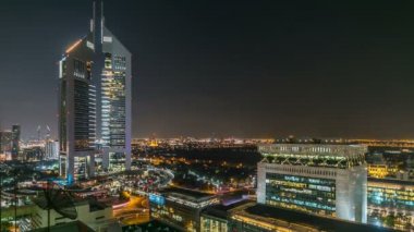 Gece vakti Emirates Kuleleri zaman çizelgesi olan Dubai silueti. Dubai, BAE.