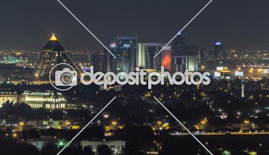 Dubai şehir silüetinin gece timelapse doğal Dubai şehir mimarisi ile. Sheikh Zayed road yakınındaki çok sayıda gökdelenlerin havadan görünümü.