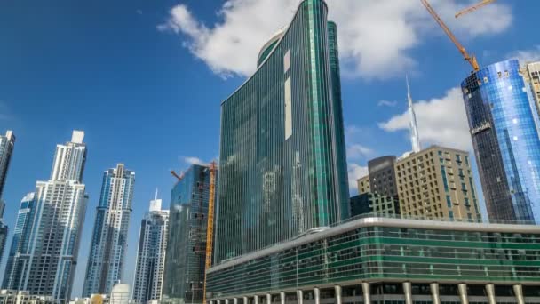 Живописный вид на бизнес-бухту Дубайс с небоскребами в дневное время . — стоковое видео