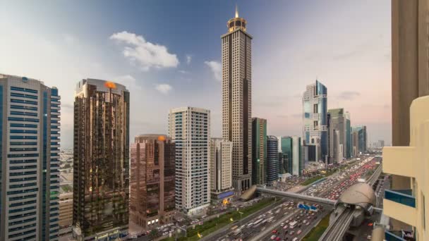 Downtown Dubai Türme Tag und Nacht Zeitraffer. Luftaufnahme der Sheikh Zayed Straße mit Wolkenkratzern nach Sonnenuntergang. — Stockvideo