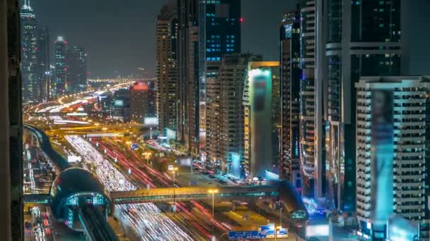 Downtown Dubai tours timelapse de nuit. Vue aérienne de la route Cheikh Zayed avec des gratte-ciel. — Video
