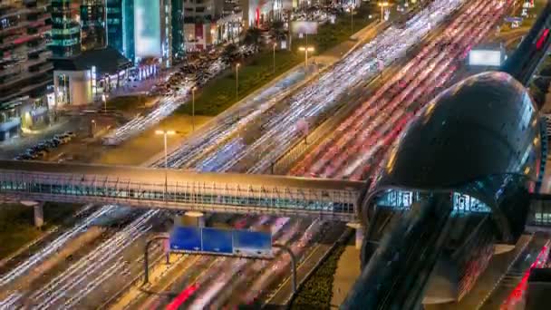 Estación de metro con tráfico en la autopista timelapse en Dubai, Emiratos Árabes Unidos. — Vídeo de stock