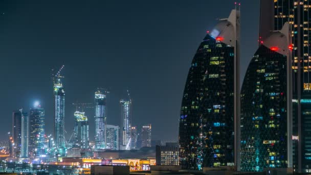 Escénica arquitectura del centro de Dubai por la noche timelapse. Vista aérea de numerosos rascacielos cerca de la carretera Sheikh Zayed . — Vídeo de stock