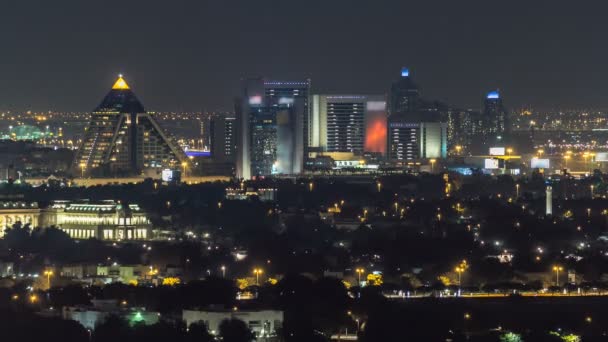 Skyline de Dubaï avec architecture pittoresque du centre-ville de Dubaï la nuit timelapse. Vue aérienne de nombreux gratte-ciel près de la route Sheikh Zayed . — Video