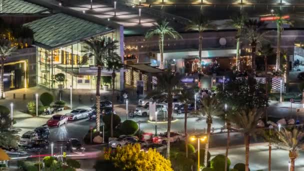 Tráfico en carretera desde la cima cerca de Emirates Towers timelapse por la noche. Dubai, Emiratos Árabes Unidos. — Vídeo de stock