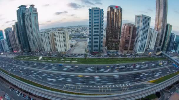 Downtown Dubai πύργους μέρα με τη νύχτα timelapse. Αεροφωτογραφία του δρόμου Sheikh Zayed με ουρανοξύστες μετά το ηλιοβασίλεμα. — Αρχείο Βίντεο