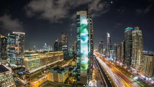 Dubai Kuleleri 'nin aşağısında gece vardiyası. Şeyh Zayed yolunun gökdelenli havadan görünüşü. — Stok video