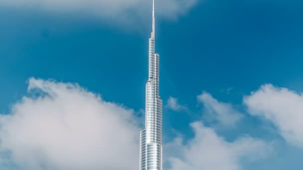 O Burj Khalifa entre o céu azul com nuvens timelapse. Dubai, EAU — Vídeo de Stock