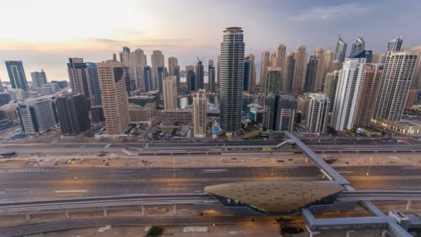 Mooie luchtfoto bovenaanzicht dag naar nacht timelapse van Dubai Marina en Jlt in Dubai, Verenigde Arabische Emiraten — Stockvideo