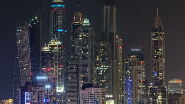 Hermosa vista aérea superior por la noche timelapse de Dubai Marina en Dubai, Emiratos Árabes Unidos — Vídeos de Stock