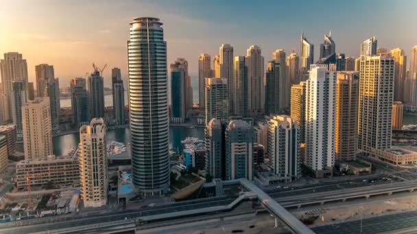 Bela vista aérea superior ao pôr do sol timelapse de Dubai Marina e JLT em Dubai, Emirados Árabes Unidos — Vídeo de Stock