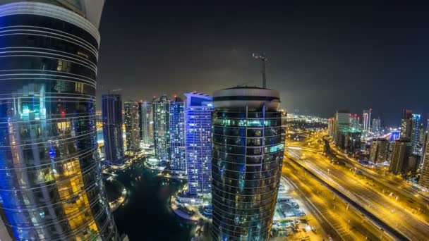 Jlt 두바이, 아랍 에미리트의 두바이 마리나 밤 timelapse에 아름 다운 공중 평면도 — 비디오