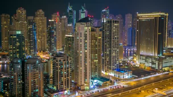 Hermosa vista aérea superior por la noche timelapse de Dubai Marina en Dubai, Emiratos Árabes Unidos — Vídeos de Stock