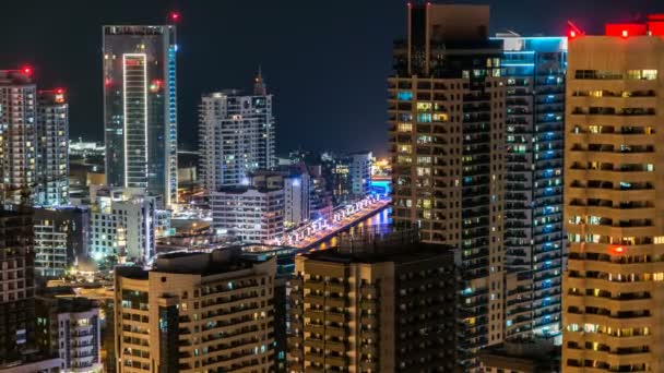 Hermosa vista aérea superior por la noche timelapse de Dubai Marina en Dubai, Emiratos Árabes Unidos — Vídeo de stock