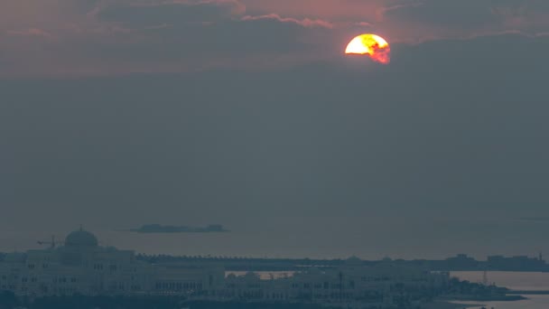 Pohled shora na Abu Dhabi Skyline při západu slunce, Spojené arabské emiráty — Stock video