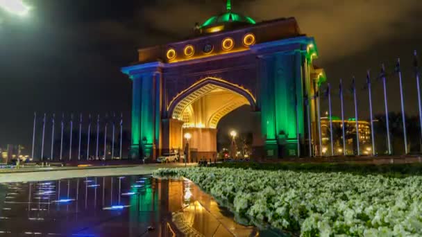 Fuente colorida en la puerta del Emirates Palace timelapse noche, Emiratos Árabes Unidos. — Vídeo de stock