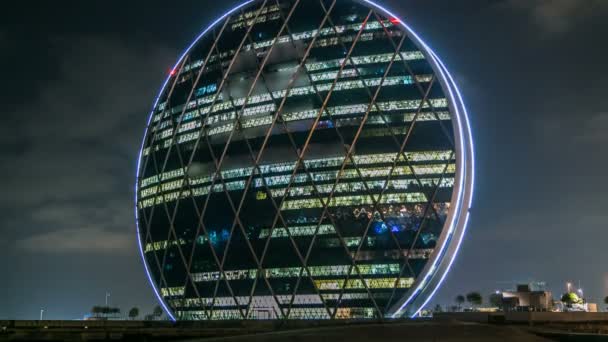 Aldar总部大楼是位于阿拉伯联合酋长国阿布扎比的第一座此类圆形大楼，时间为夜间 — 图库视频影像