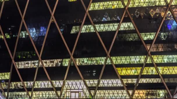 Windows of Aldar kantor pusat membangun malam timelapse adalah bangunan melingkar pertama dari jenisnya di Timur Tengah di Abu Dhabi, UEA — Stok Video