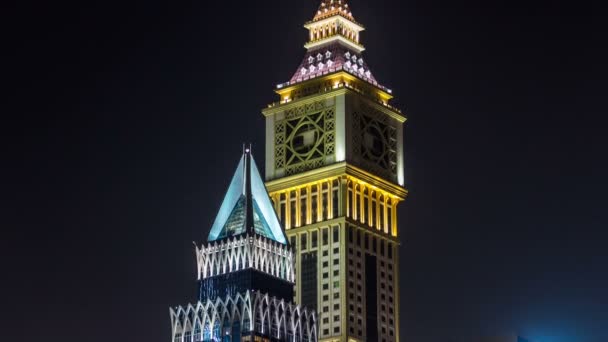 Downtown Dubai torens nachtelijke tijdspanne. Zicht op wolkenkrabbers op Sheikh Zayed weg. — Stockvideo