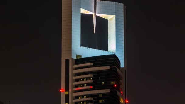 迪拜市中心的塔楼夜间经过。谢赫扎耶德路上的摩天大楼景观. — 图库视频影像