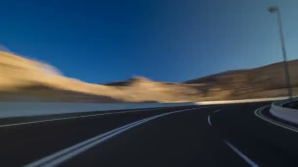 Curvy road through the Jebel Hafeet road timelapse hyperlapse, Al Ain, Emiratos Árabes Unidos — Vídeo de stock