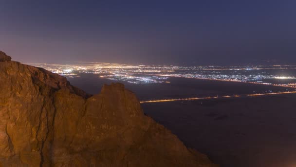 一天晚上游戏中时光倒流与岩石。Jebel Hafeet 是主要位于艾近郊的一座山，提供令人印象深刻的见解城市上空. — 图库视频影像