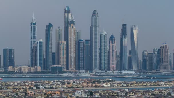 Dubai Marina skyline día a noche timelapse como se ve desde Atlantis en Palm Jumeirah en Dubai, Emiratos Árabes Unidos . — Vídeo de stock