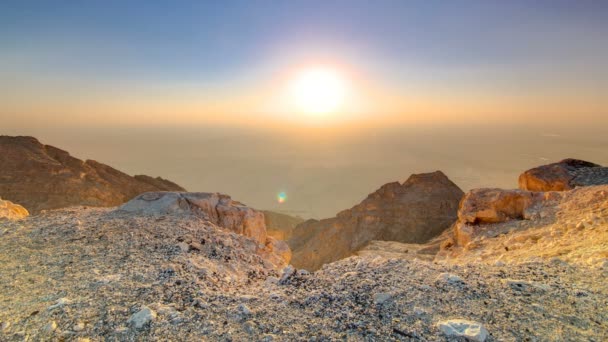 Ηλιοβασίλεμα με βράχια timelapse. Jebel Hafeet είναι ένα βουνό που βρίσκεται κυρίως στα περίχωρα των Al Ain και προσφέρει εντυπωσιακή θέα στην πόλη. — Αρχείο Βίντεο