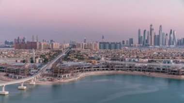 Jumeirah Palm Island, Dubai, BAE 'de günden geceye hızla yükseliyor..