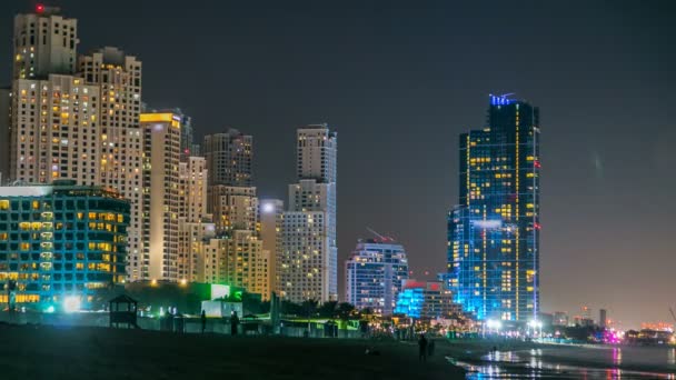 Вид на ночные небоскребы в Jumeirah Beach Residence в Дубае — стоковое видео