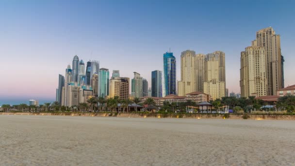 Vista dos arranha-céus modernos do dia para a noite timelapse em Jumeirah residência na praia em Dubai, JBR — Vídeo de Stock