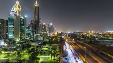 Dubai Kuleleri 'nin aşağısında gece vardiyası. Şeyh Zayed yolunun gökdelenli havadan görünüşü.
