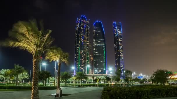 Berömda torn byggnader i Abu Dhabi natt timelapse hyperlapse. — Stockvideo