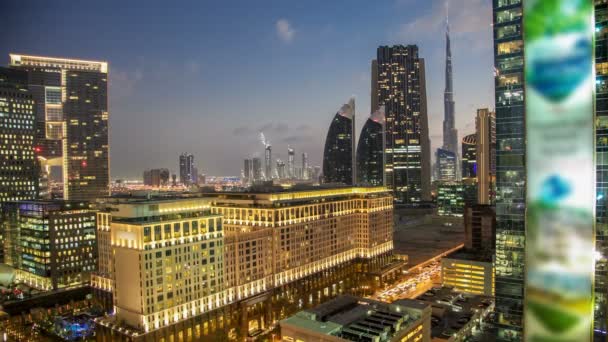 Downtown Dubai Türme Tag und Nacht Zeitraffer. Luftaufnahme der Sheikh Zayed Straße mit Wolkenkratzern nach Sonnenuntergang. — Stockvideo