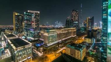 Doğal Dubai şehir Mimarlık gece timelapse. Sheikh Zayed road yakınındaki çok sayıda gökdelenlerin havadan görünümü.