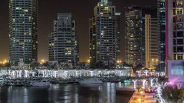 Gece Dubai Marina 'da gezinti ve kanal saatleri, BAE.