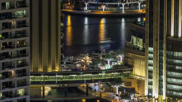 Mooie luchtfoto bovenaanzicht op nacht timelapse van Dubai Marina in Dubai, Verenigde Arabische Emiraten — Stockvideo