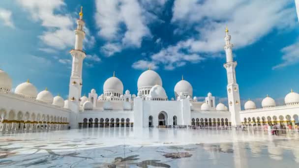 Sheikh Zayed Grand Mosque timelapse hyperlapse situado en Abu Dhabi - capital de los Emiratos Árabes Unidos. — Vídeo de stock