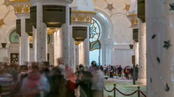 Magnífico interior de Sheikh Zayed gran mezquita timelapse con multitud en Abu Dhabi. — Vídeos de Stock