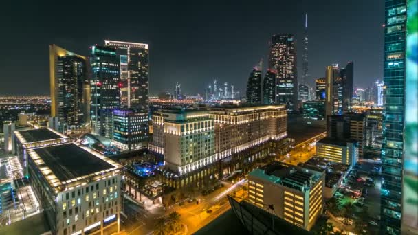 景区的迪拜市中心建筑在晚上游戏中时光倒流。在谢赫扎耶德路附近许多摩天大楼的鸟瞰图. — 图库视频影像