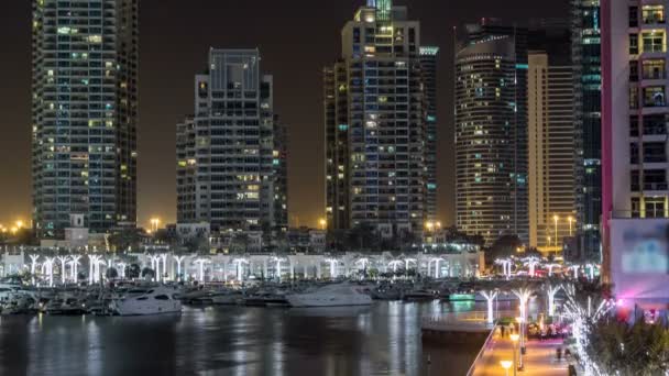 Promenade en kanaal in Dubai Marina timelapse 's nachts, Verenigde Arabische Emiraten. — Stockvideo