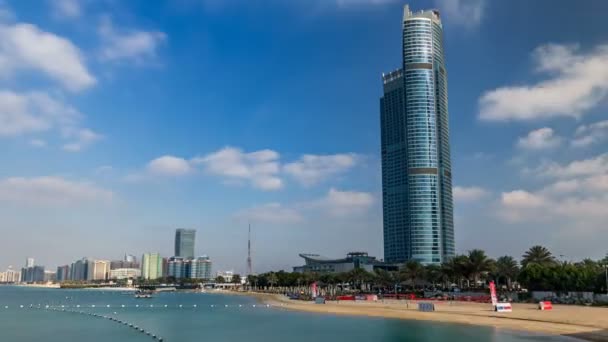 Міський пейзаж Абу-Дабі timelapse hyperlapse в Перській затоці, ОАЕ. — стокове відео