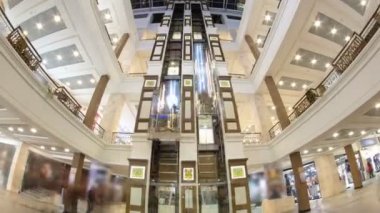 Modern alışveriş merkezi timelapse hyperlapse de hareket asansörleri.
