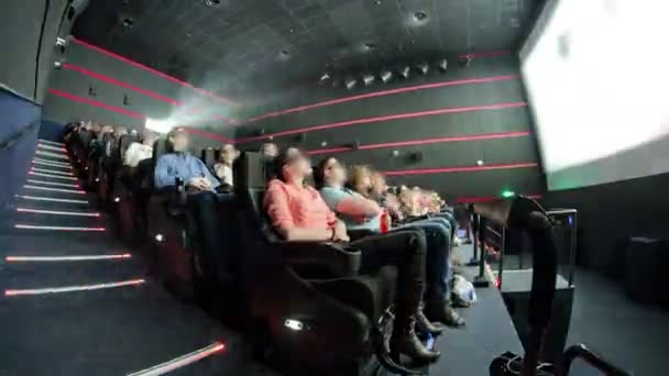Зрители смотрят кино в кинотеатре по прошествии времени — стоковое видео